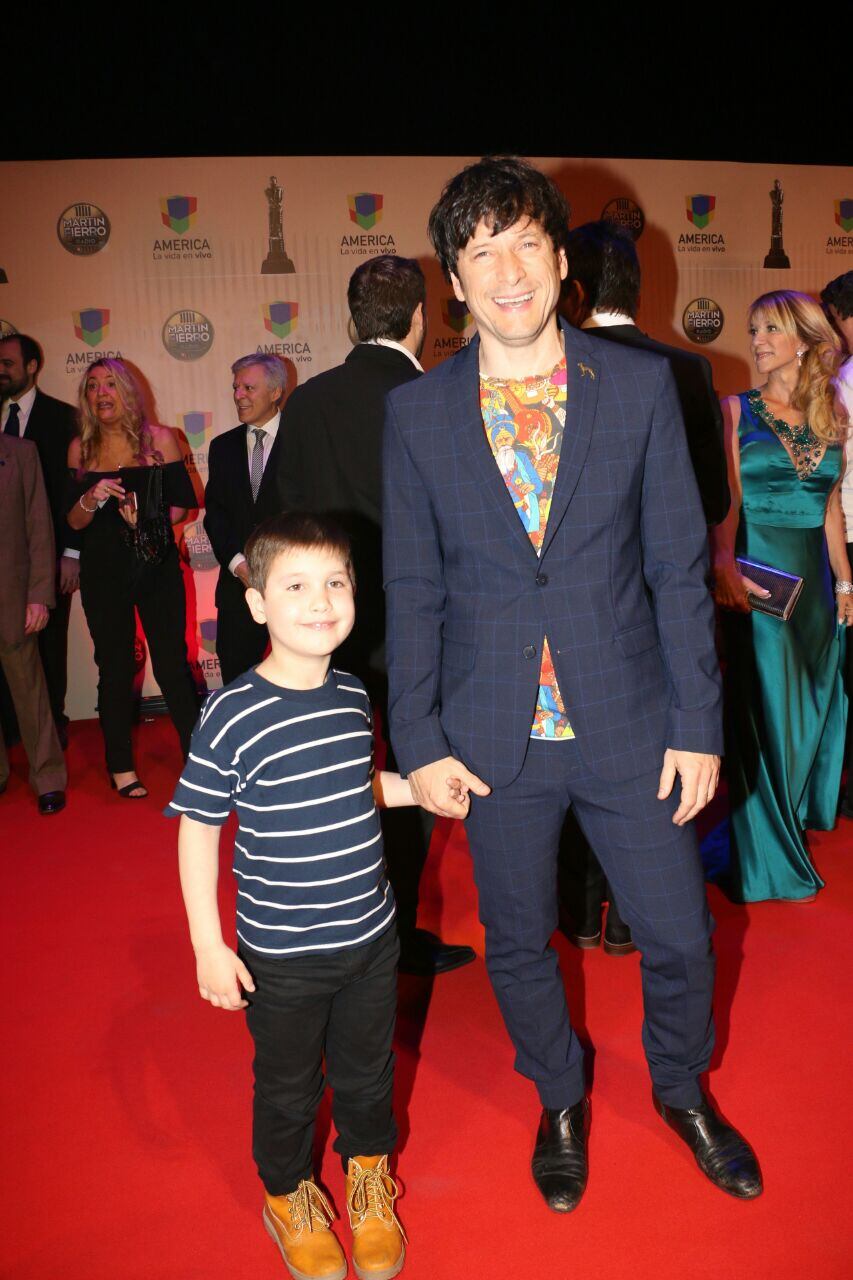 ¡Espiá los mejores looks! Celebrities, parejitas y amor en la alfombra roja de los Martín Fierro de Radio 2017. (Foto: Movilpress)