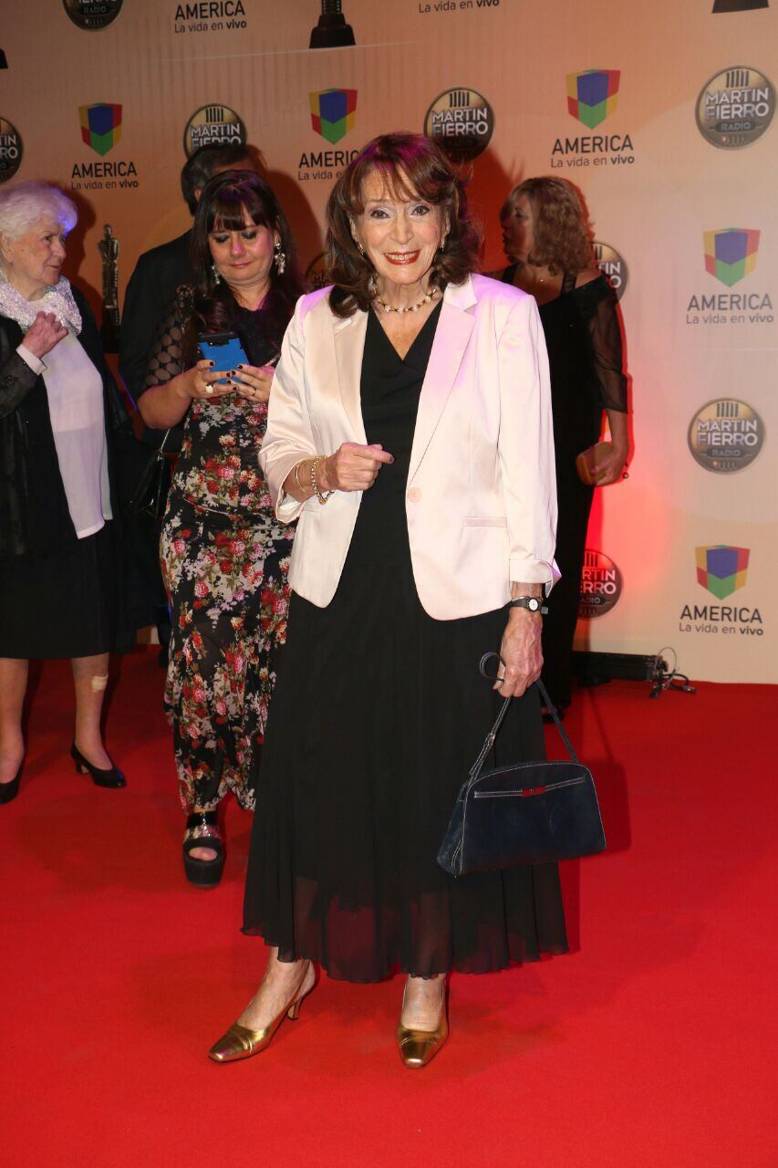 ¡Espiá los mejores looks! Celebrities, parejitas y amor en la alfombra roja de los Martín Fierro de Radio 2017. (Foto: Movilpress)