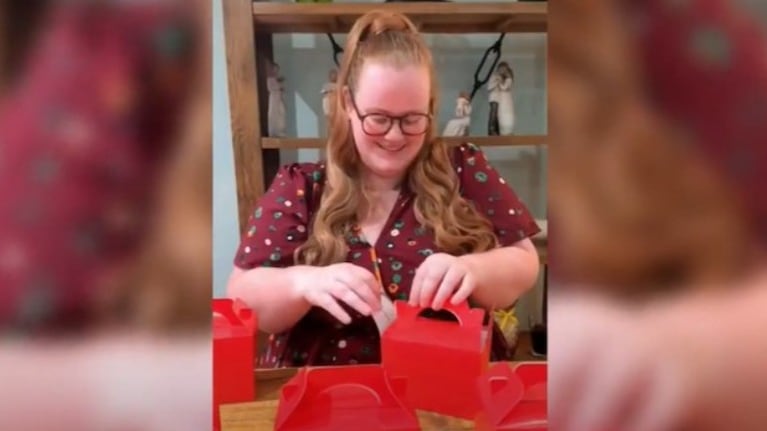 Esta chica decide su destino de viaje al azar con un sorteo muy especial