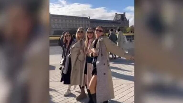 Esta chica invita a sus amigas por sorpresa a un paseo en limusina por París