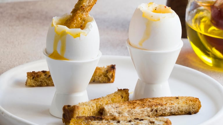 Esta cocción logra que la clara quede firme y que la yema no se cocine por demás. Foto: Freepik