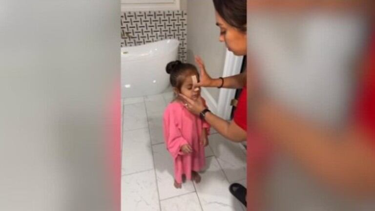 Esta es la escena de una madre perfilando las cejas de su hija de tres años que ha despertado críticas en las redes
