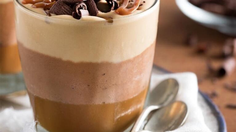 Esta es la mejor receta para preparar mousse de dulce de leche con corazón de ganache
