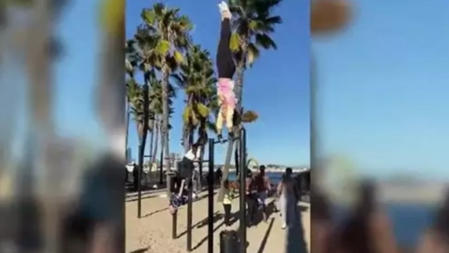 Esta gimnasta dejó atónitos a los bañistas de esta playa al realizar estos impresionantes trucos de gimnasia