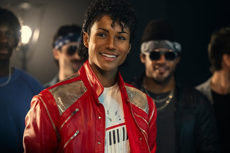 Esta imagen, difundida por Lionsgate, muestra a Jaafar Jackson caracterizado como Michael Jackson en una escena de la película "Michael". (Glen Wilson/Lionsgate via AP)
