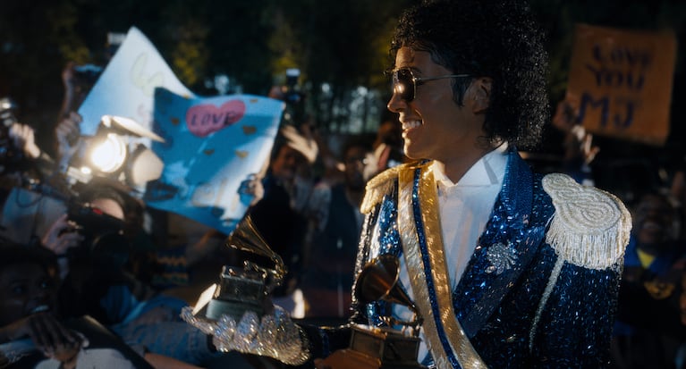 Esta imagen, difundida por Lionsgate, muestra a Jaafar Jackson caracterizado como Michael Jackson en una escena de la película "Michael". (Lionsgate via AP)