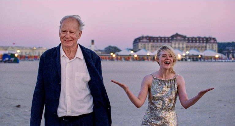 Esta imagen publicada por Neon muestra a Stellan Skarsgård, a la izquierda, y Elle Fanning en una escena de "Sentimental Value". (Kasper Tuxen/Neon via AP)
