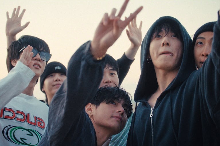Esta imagen publicada por Netflix muestra a los miembros de BTS, de izquierda a derecha: Jin, Suga, Jimin, V, Jung Kook y RM, en una escena del documental "BTS: The Return". (Netflix via AP)