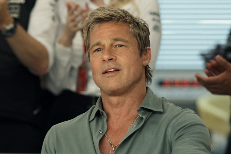 Esta imagen publicada por Warner Bros. Pictures muestra a Brad Pitt en una escena de "F1". (Warner Bros. Pictures via AP)