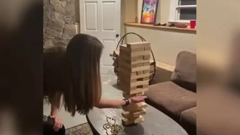 Esta joven logró sacar una pieza central de esta torre de Jenga sin que se derrumbara
