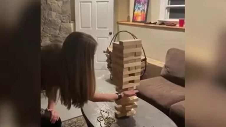 Esta joven logró sacar una pieza central de esta torre de Jenga sin que se derrumbara