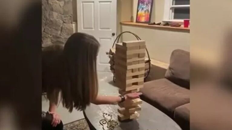 Esta joven logró sacar una pieza central de esta torre de Jenga sin que se derrumbara