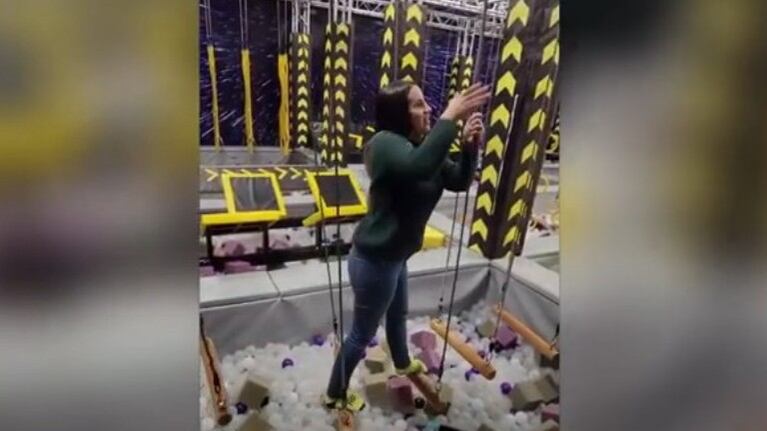 Esta mujer con discapacidad visual completó un circuito de obstáculos para demostrar que puede superar todos sus retos
