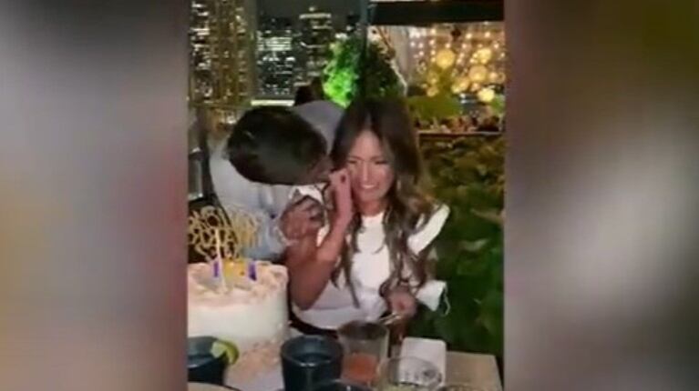 Esta mujer creía que iba a celebrar su cumpleaños, pero su novio la sorprendió con una propuesta