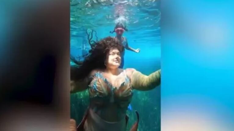 Esta mujer demuestra a sus acosadores que puede ganarse la vida como sirena de talla grande