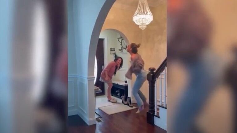 Esta mujer escondió su prueba de embarazo dentro del zapato de su mejor amiga para sorprenderla