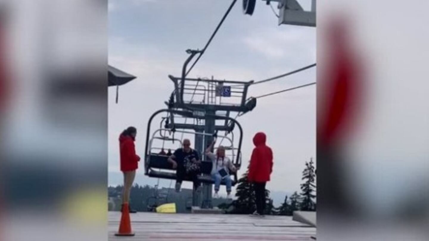 Esta mujer no podía levantarse del teleférico en marcha y casi da una vuelta extra