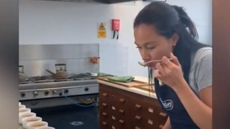 Esta mujer prueba más de 11 mil tazas de té al año y cobra por ello