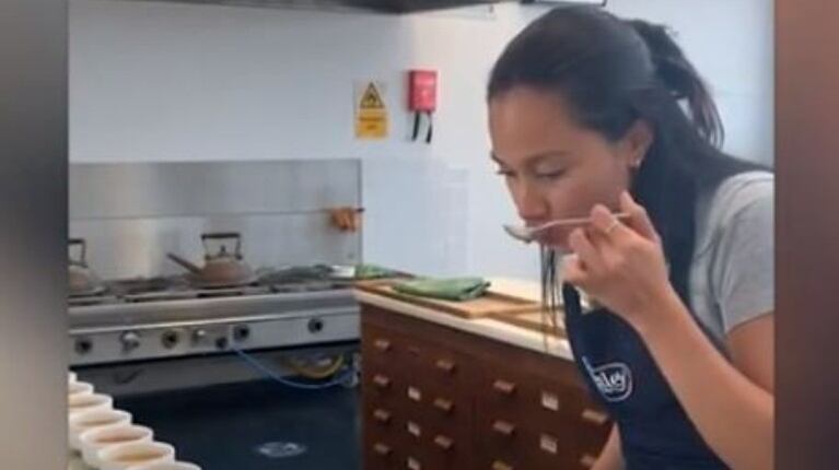 Esta mujer prueba más de 11 mil tazas de té al año y cobra por ello