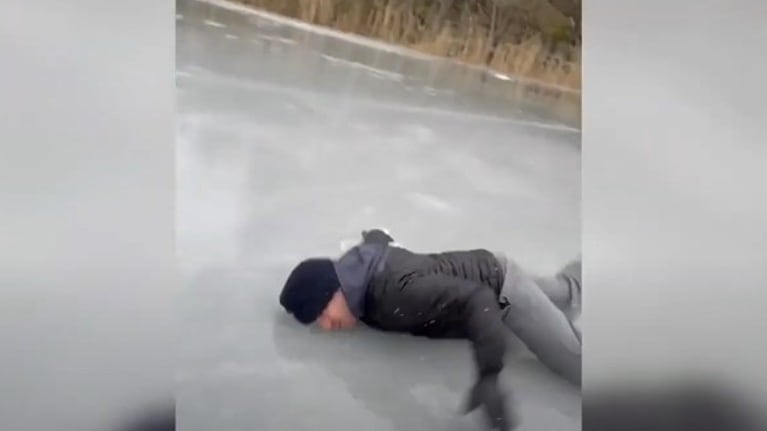 Esta mujer sueca grabó el preciso momento en el que su marido se cayó de forma cómica mientras patinaba sobre hielo
