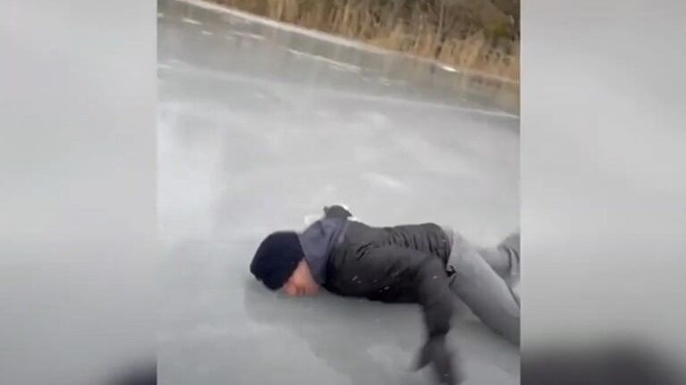 Esta mujer sueca grabó el preciso momento en el que su marido se cayó de forma cómica mientras patinaba sobre hielo