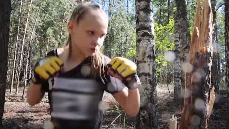 Esta niña de 10 años destroza un árbol mientras practica boxeo
