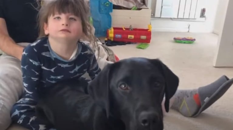 Esta niña de 9 años solo sabía decir mamá hasta que conoció a Luna, el perro de terapia