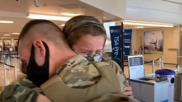 Esta niña de seis años se emociona al ver a su hermano militar, de 19 años, en el aeropuerto