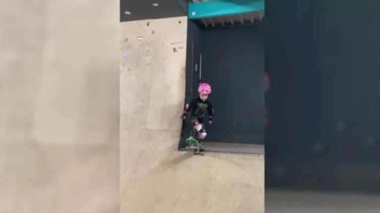 Esta niña entrena para ser una gran patinadora