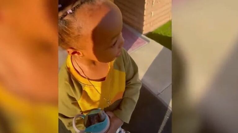 Esta niña estaba emocionada por ver a su padre a la salida del colegio hasta que se dio cuenta de que era su madre