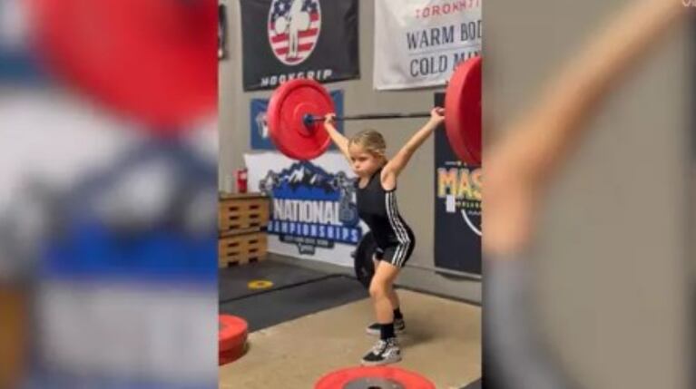 Esta niña gana la medalla de oro en dos competiciones de halterofilia con tan solo 6 años