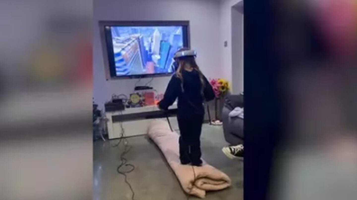 Esta niña juega a un juego de realidad virtual y deja esta graciosa escena