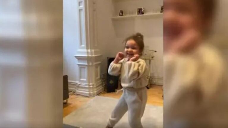 Esta niña muestra sus habilidades de baile a su madre