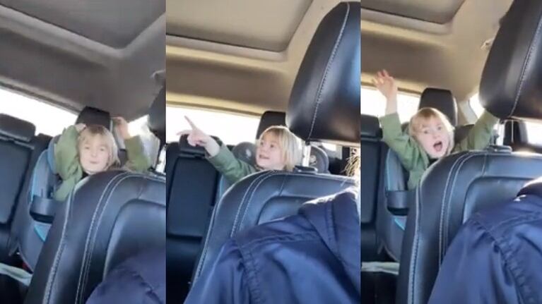 Esta niña no puede disimular su emoción al ver los primeros brotes verdes que anuncian la llegada de la primavera