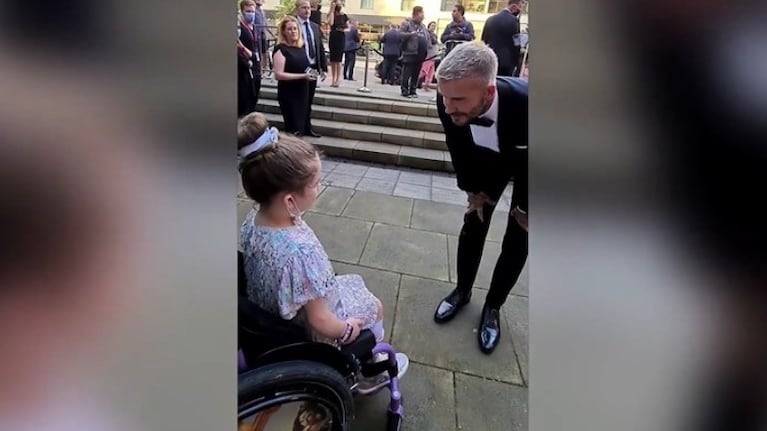 Esta niña quedó impresionada cuando el ex futbolista David Beckham se detuvo a conocerla en los premios Who Cares Wins