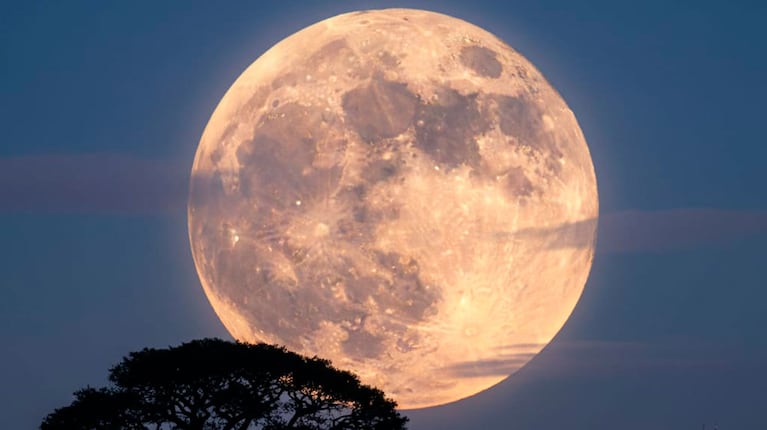 Esta noche se podrá ver la superluna más grande del año en Argentina (Foto creada con IA)