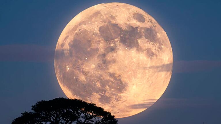 Esta noche se podrá ver la superluna más grande del año en Argentina (Foto creada con IA)