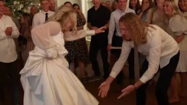 Esta pareja celebra su compromiso en una boda llena de volteretas y acrobacias