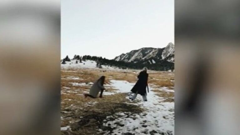 Esta pareja de novias protagonizó un dulce momento cuando ambas se arrodillaron para pedirse matrimonio a la vez