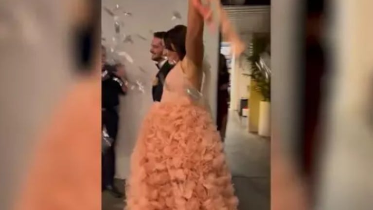 Esta pareja sorprende a sus amigos poniendo el vídeo de su boda privada.