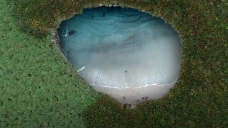 Esta playa mexicana está escondida en un cráter y solo se puede acceder a ella en marea baja