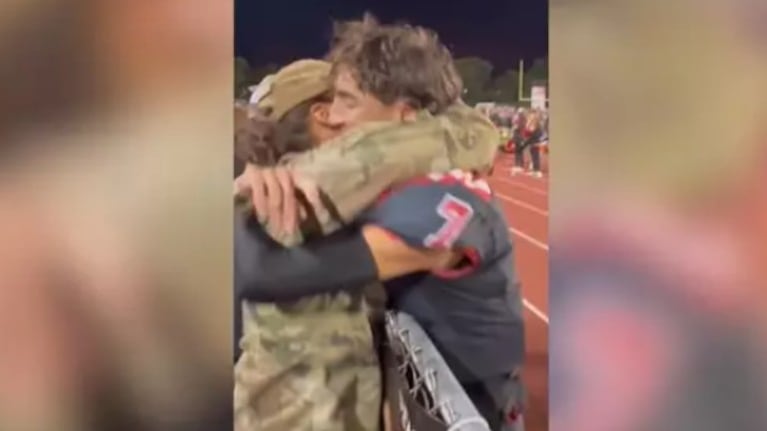 Esta soldado dio una sorpresa a sus amigos y familiares al volver a casa por Navidad