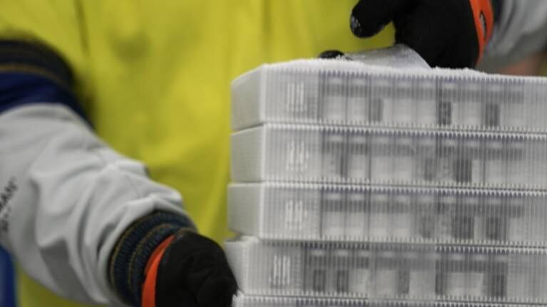 Estados Unidos inició la distribución de la vacuna de Pfizer y la aplicará desde hoy
