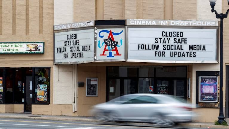Estados Unidos y España reabren cadenas de cines