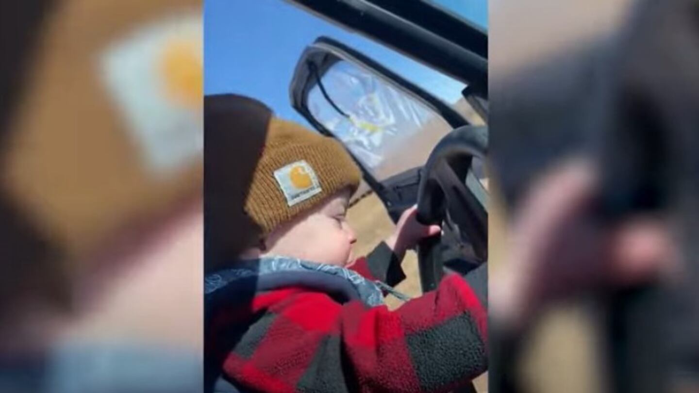 Este adorable niño de un año es un apasionado del mundo de la granja y trabaja como uno más