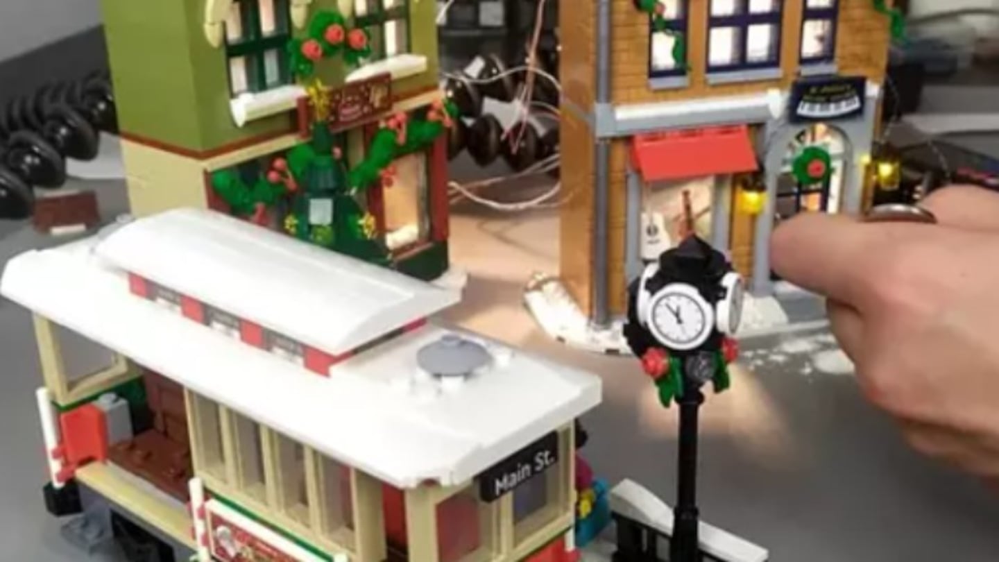Este aficionado a las maquetas de Lego crea su gran proyecto navideño