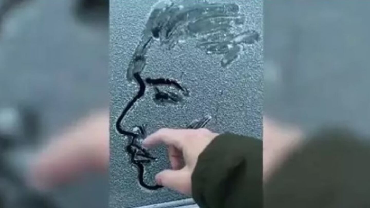 Este artista polaco crea increíbles retratos en las ventanillas de los coches cubiertos de escarcha