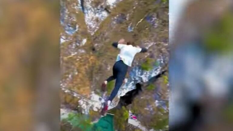 Este atleta de deportes extremos experimentó un desafiante salto desde un acantilado sorprendentemente alto