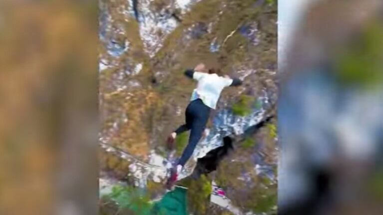 Este atleta de deportes extremos experimentó un desafiante salto desde un acantilado sorprendentemente alto