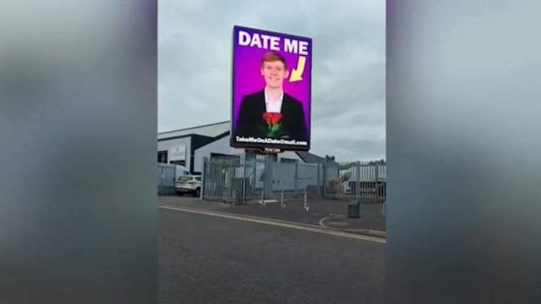 Este chico contrata una valla publicitaria...¡para ofrecerse a tener una cita!